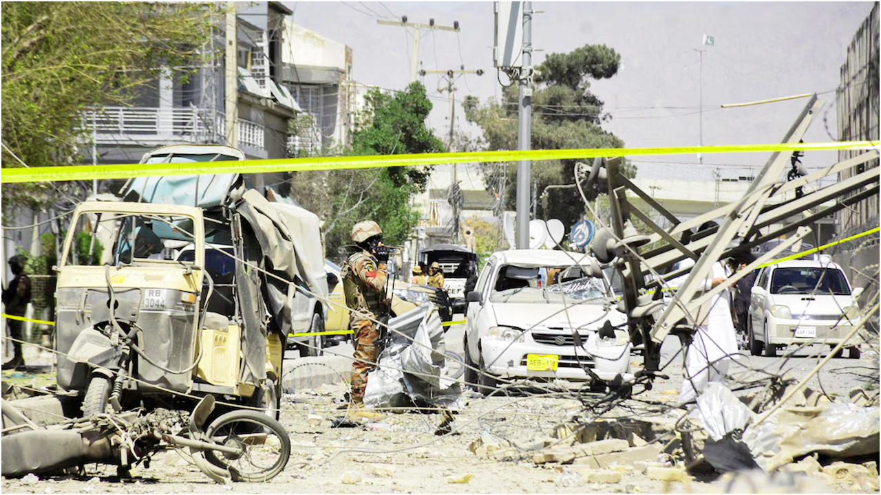 পাকিস্তানে আত্মঘাতী হামলায় নিহত অন্তত ১০